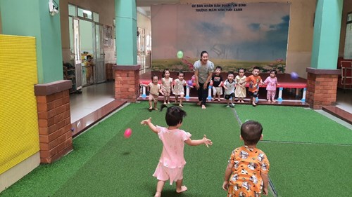 Vui chơi ngoài trời của các bé nhóm (19 - 24 tháng)